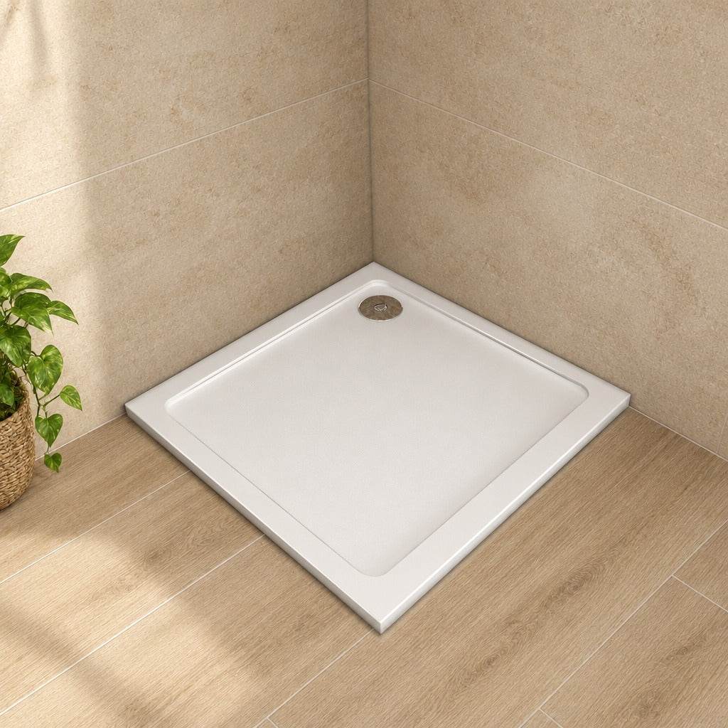 Receveur de douche extra-plat blanc en résine minérale et gel coat – en situation dans une salle de bain