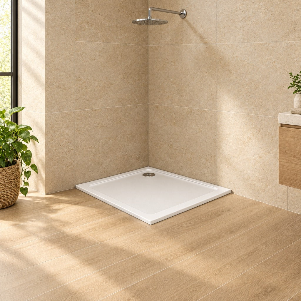 Receveur de douche extra-plat blanc en résine minérale et gel coat – installé dans une salle de bain