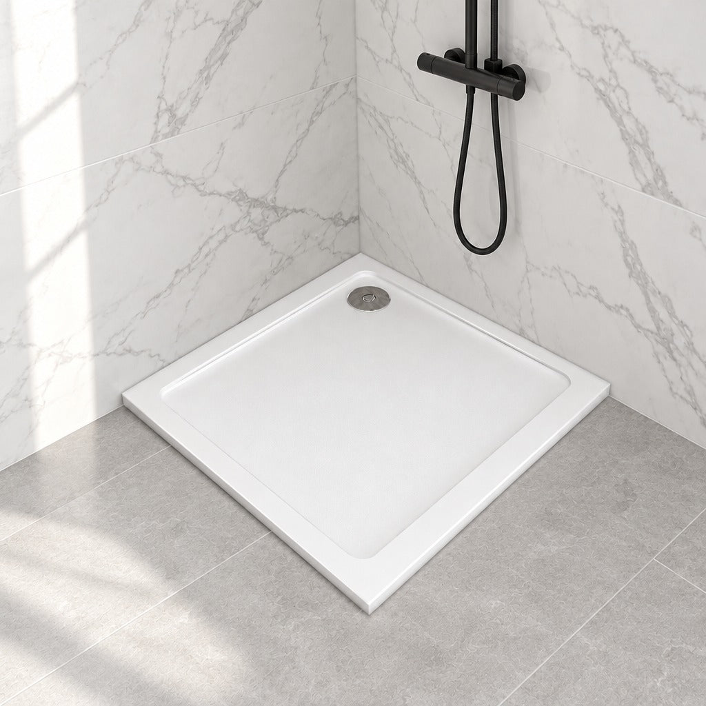 Receveur de douche extra-plat blanc en résine minérale et gel coat – installé dans une salle de bain