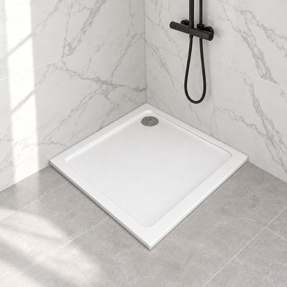 Receveur de douche extra-plat blanc en résine minérale et gel coat – installé dans une salle de bain