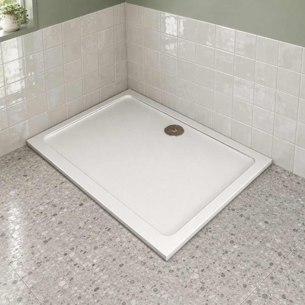 Receveur de douche extra-plat blanc en résine minérale et gel coat – en situation dans une salle de bain