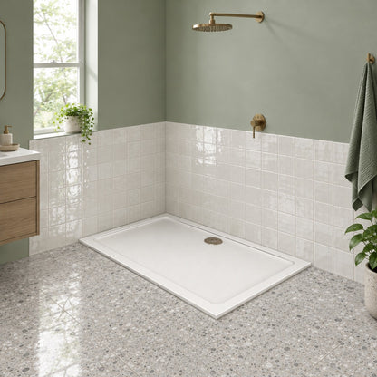 Receveur de douche extra-plat blanc en résine minérale et gel coat – installé dans une salle de bain
