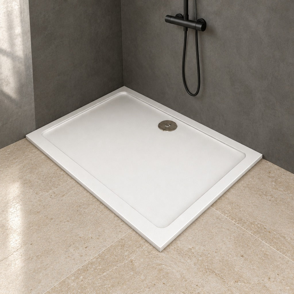 Receveur de douche extra-plat blanc en résine minérale et gel coat – installé dans une salle de bain