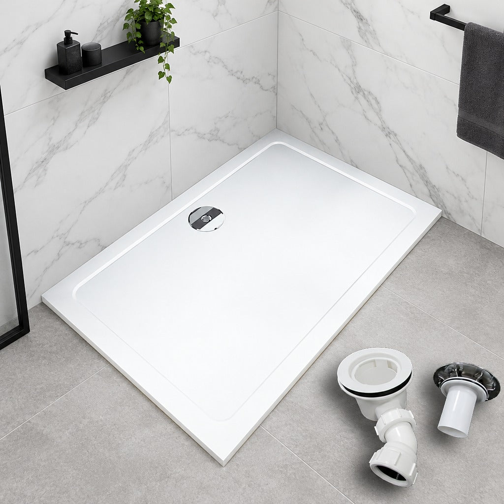 Receveur de douche extra-plat blanc en résine minérale et gel coat – en situation dans une salle de bain