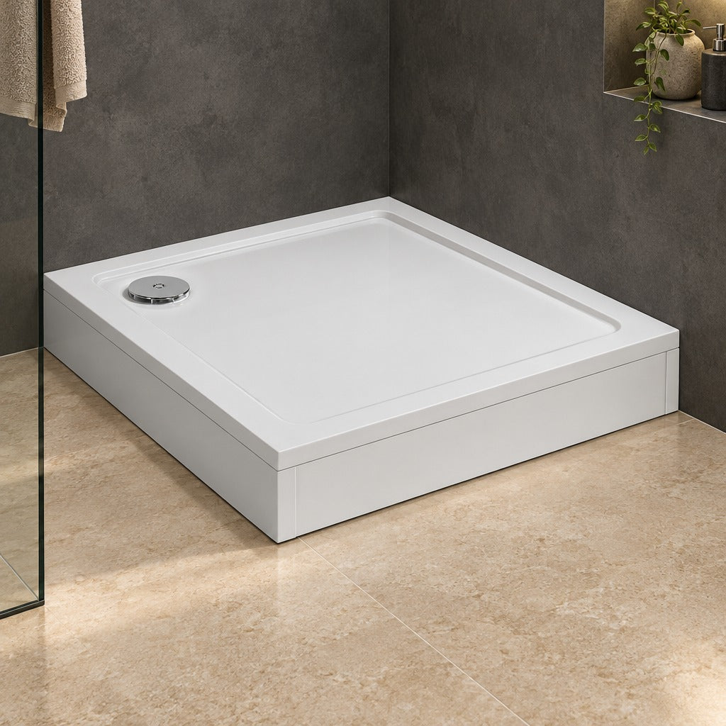 Receveur de douche extra-plat blanc en résine minérale et gel coat – installé dans une salle de bain