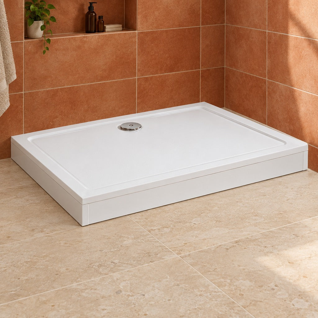 Receveur de douche extra-plat blanc en résine minérale et gel coat – installé dans une salle de bain