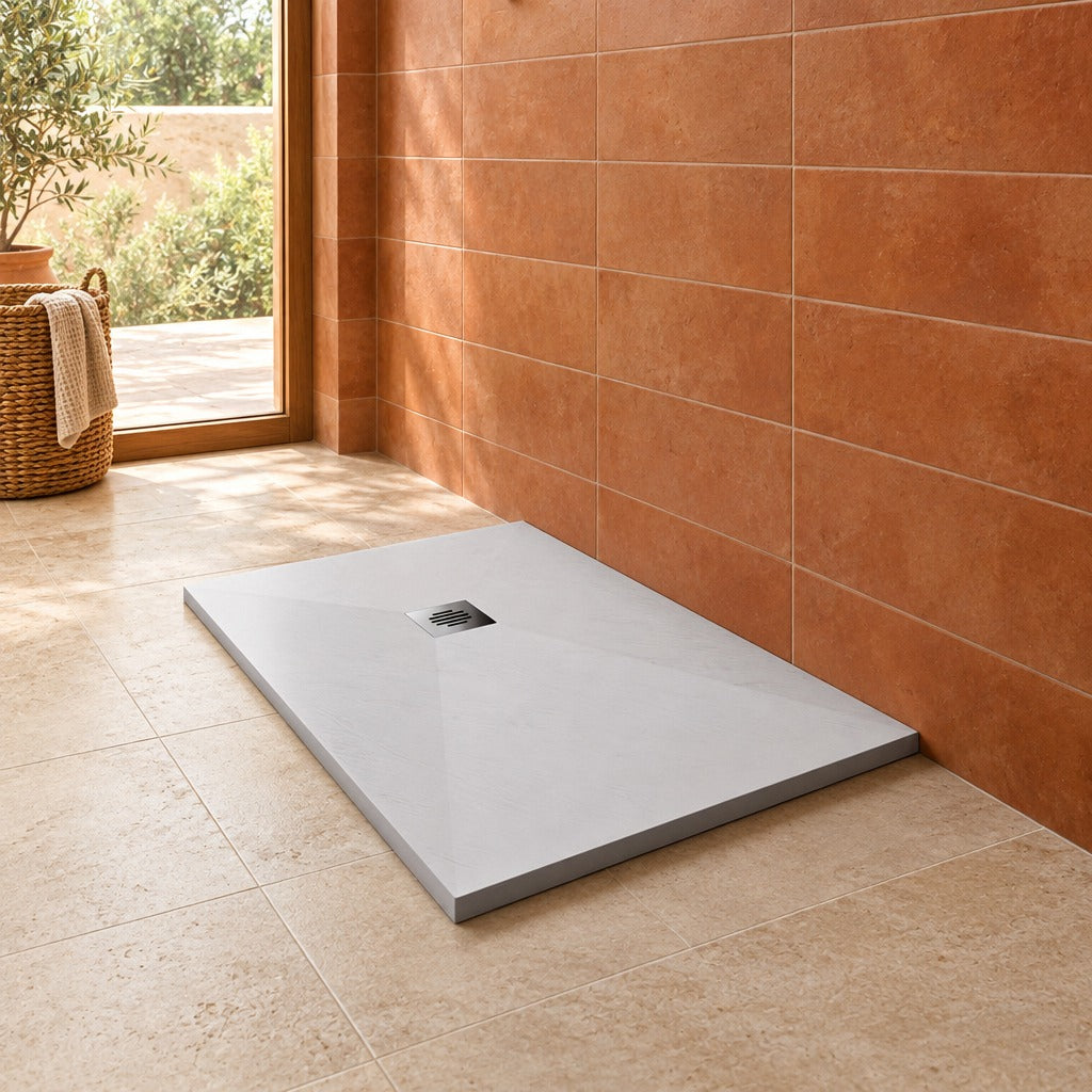 Receveur de douche extra-plat blanc effet pierre antidérapant C3 avec – en situation dans une salle de bain