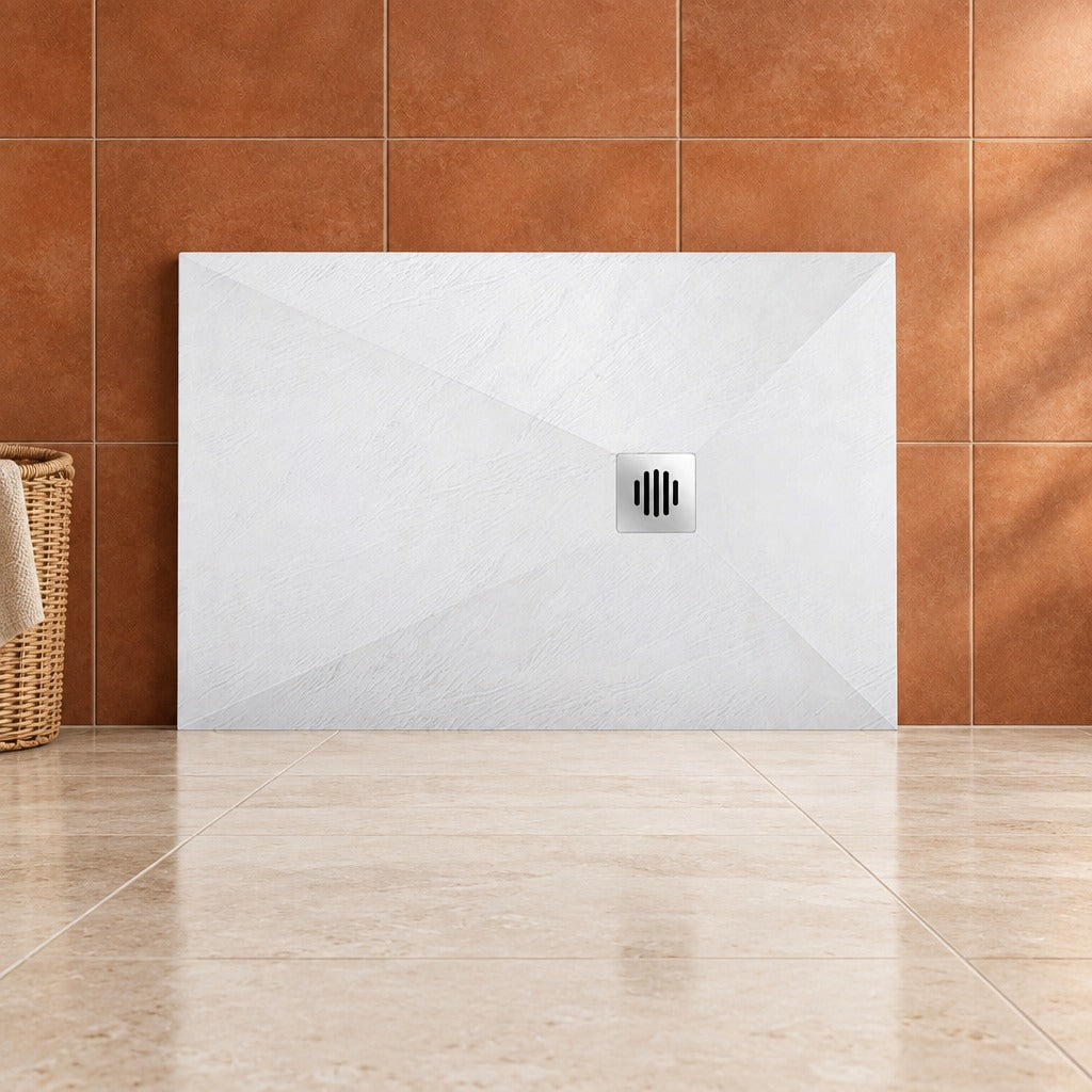 Receveur de douche extra-plat blanc effet pierre antidérapant C3 avec – en situation dans une salle de bain