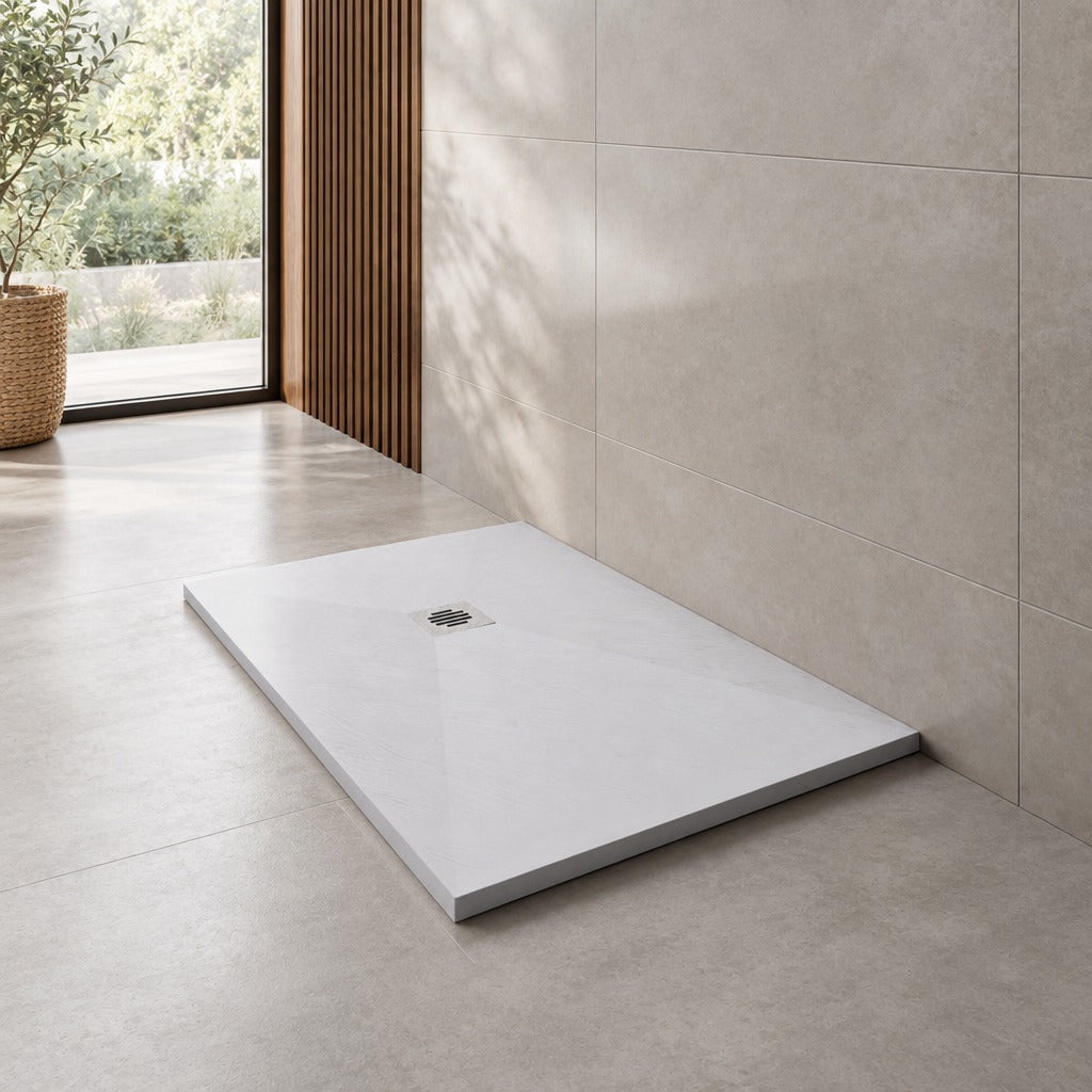Receveur de douche extra-plat blanc effet pierre antidérapant C3 avec – en situation dans une salle de bain