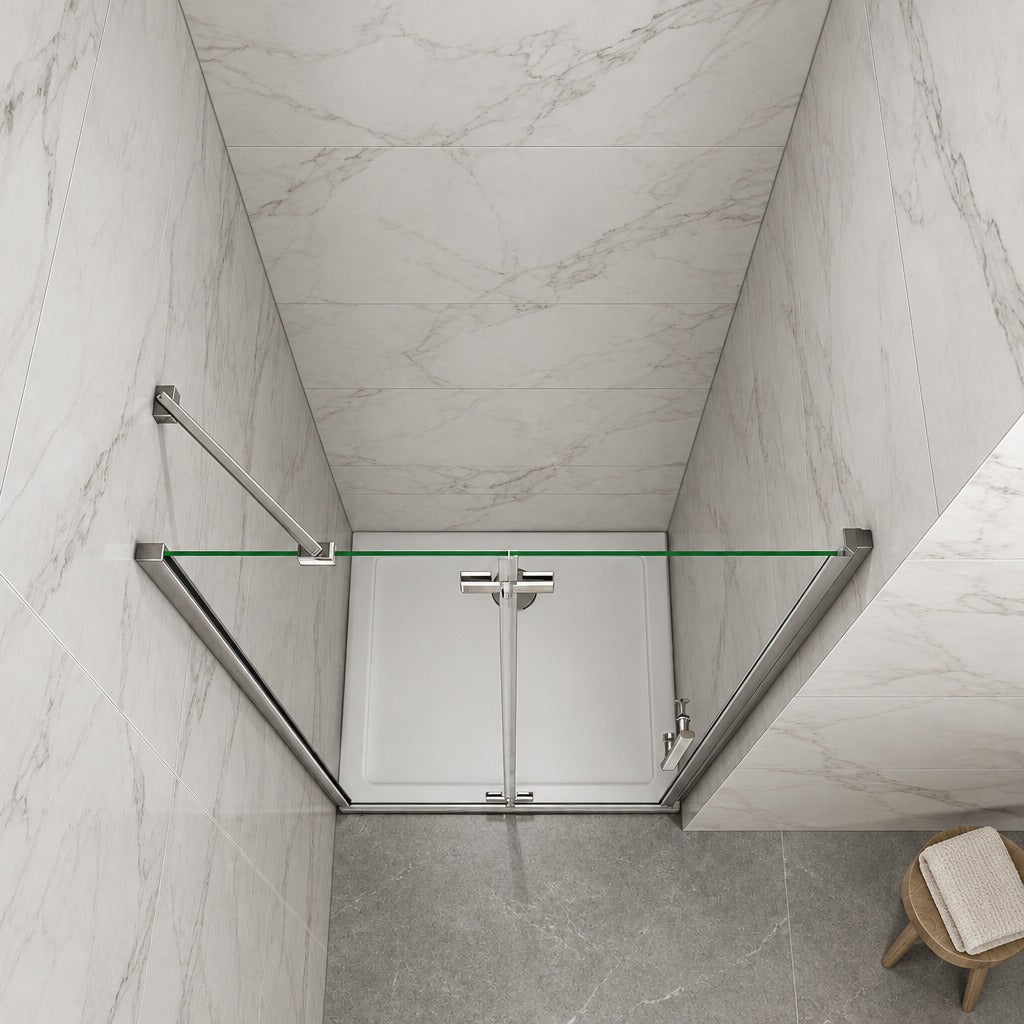 Porte de douche pivotante-pliante avec paroi fixe pour niche – en situation dans une salle de bain