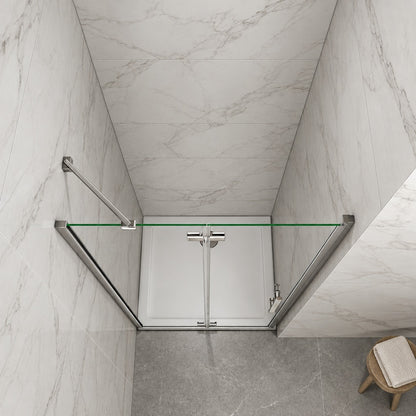 Porte de douche pivotante-pliante avec paroi fixe pour niche – en situation dans une salle de bain