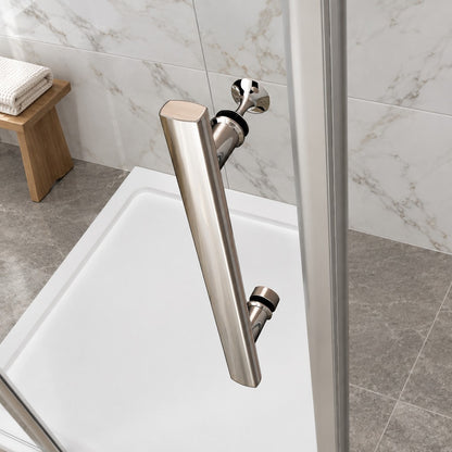 Porte de douche pivotante-pliante avec paroi fixe pour niche – en situation dans une salle de bain