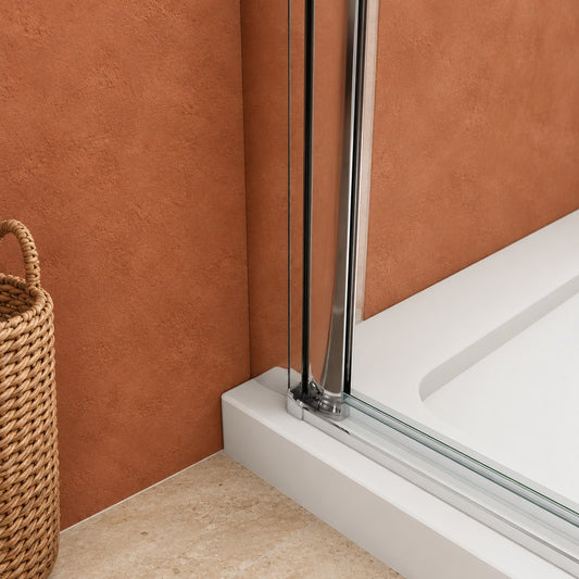 Porte de douche pivotante-pliante avec élément fixe pour niche – en situation dans une salle de bain