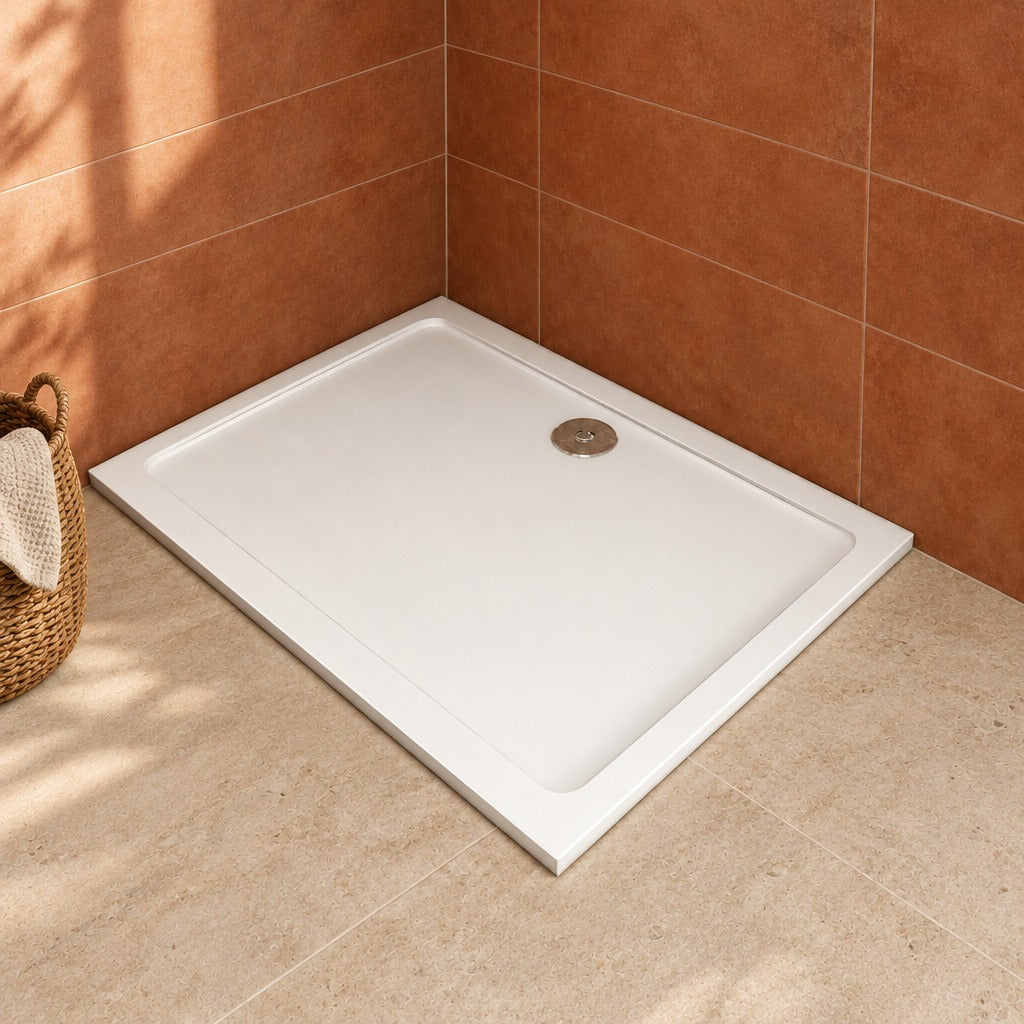 Receveur de douche extra-plat blanc en Solid Surface antidérapant et – installé dans une salle de bain
