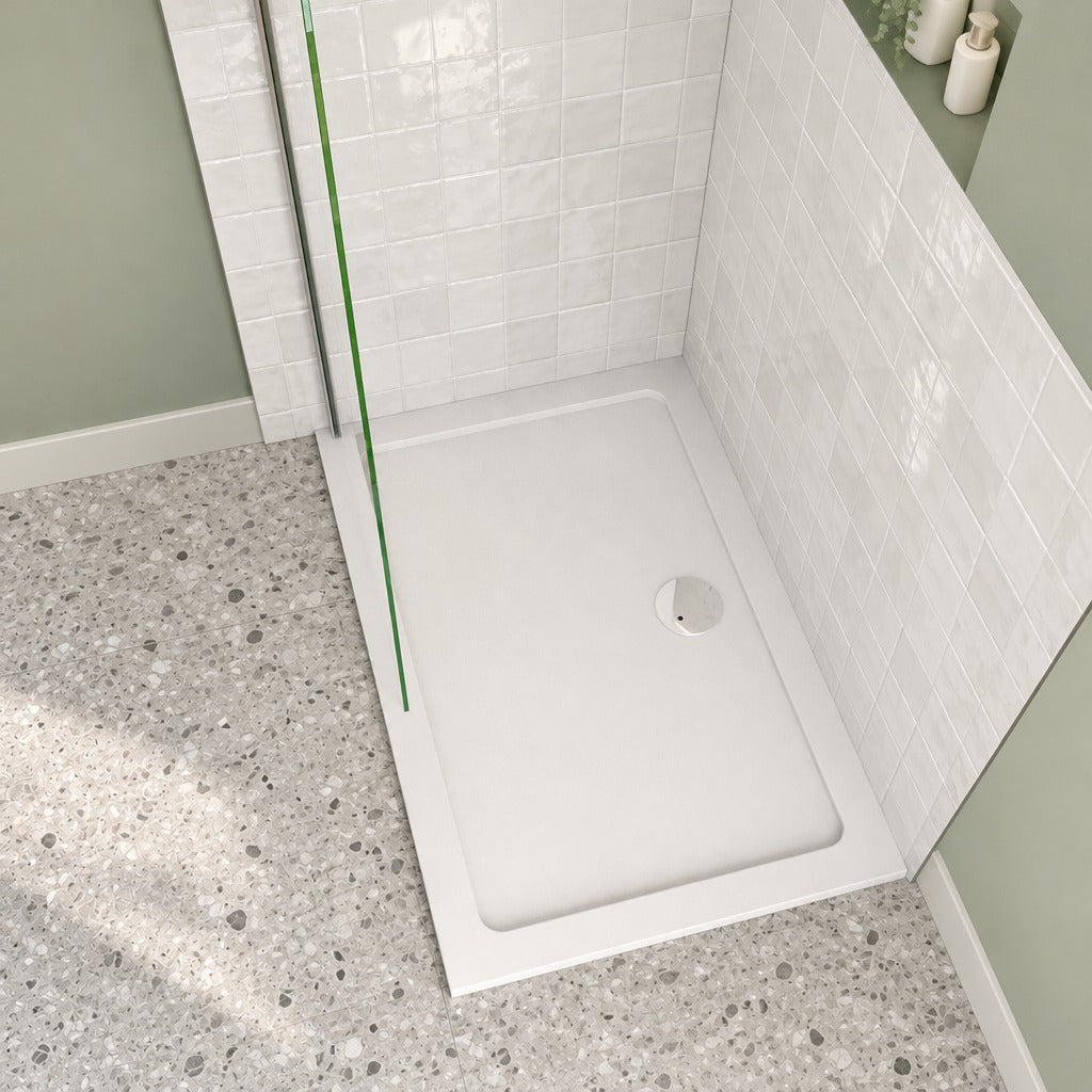 Receveur de douche extra-plat blanc en Solid Surface antidérapant et – en situation dans une salle de bain