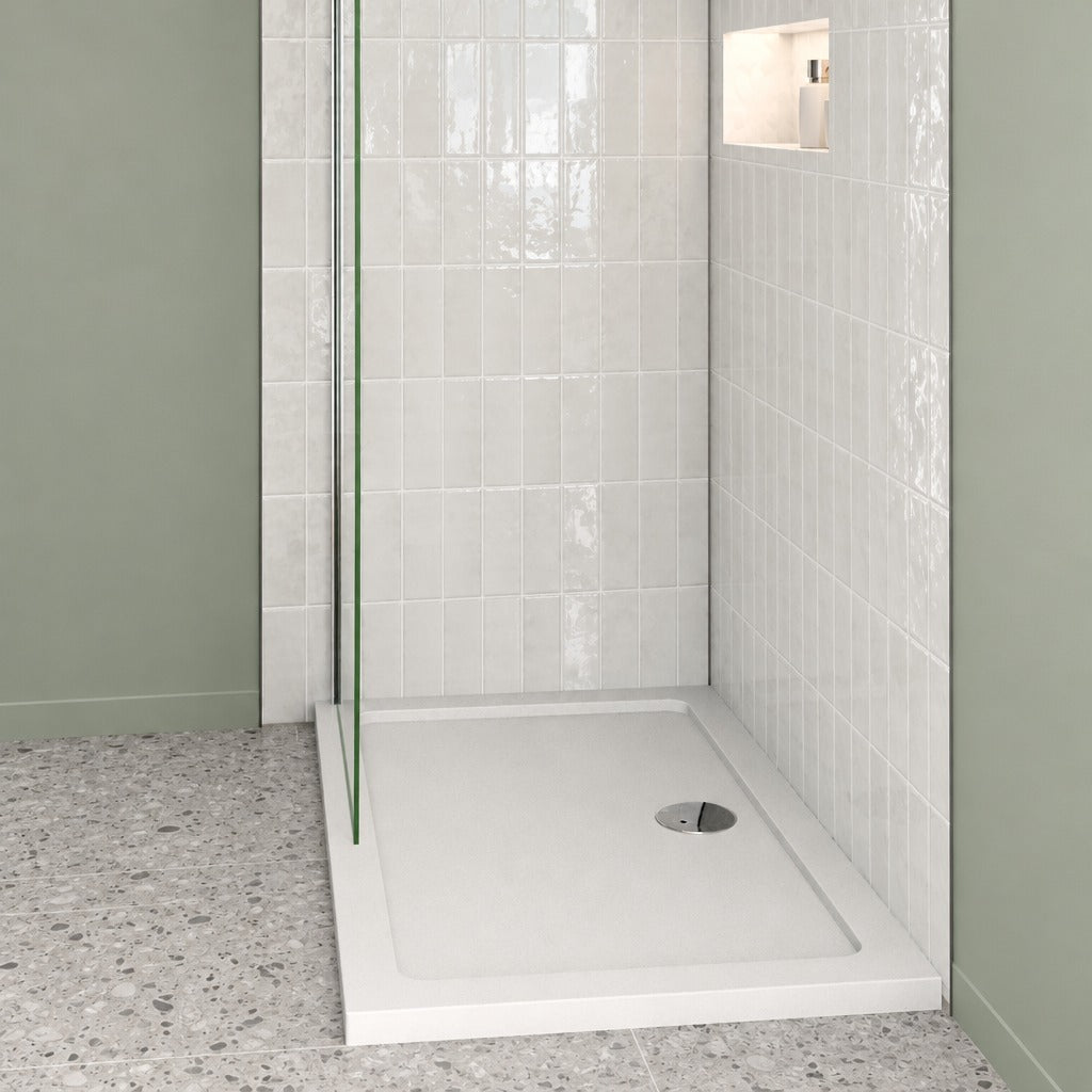 Receveur de douche extra-plat blanc en Solid Surface antidérapant et – en situation dans une salle de bain
