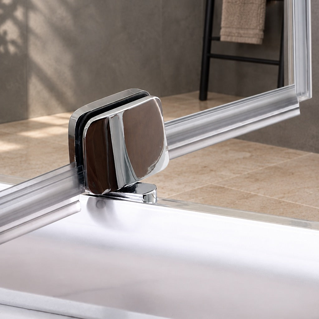 Porte de douche pivotante avec paroi fixe pour niche – en situation dans une salle de bain