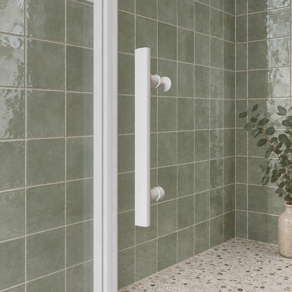 Porte de douche pivotante pour niche – en situation dans une salle de bain