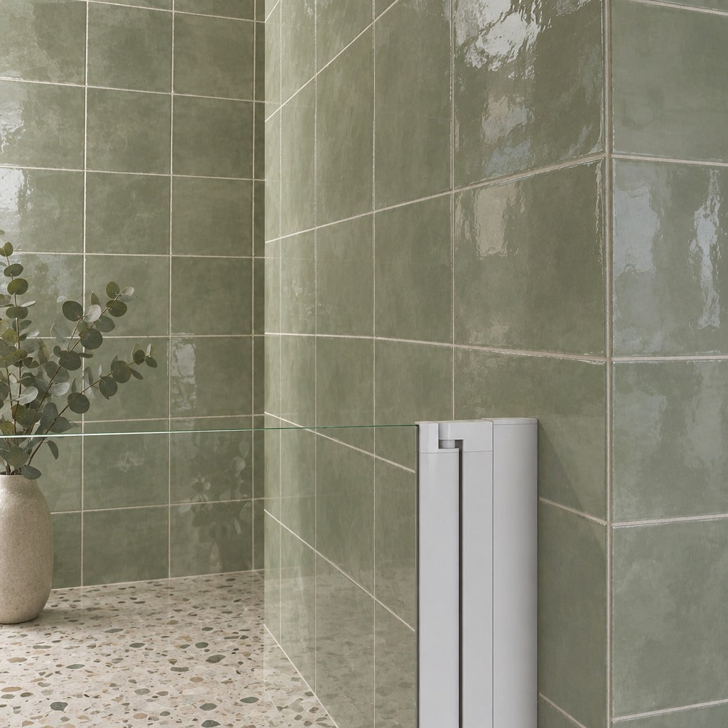 Porte de douche pivotante pour niche – en situation dans une salle de bain