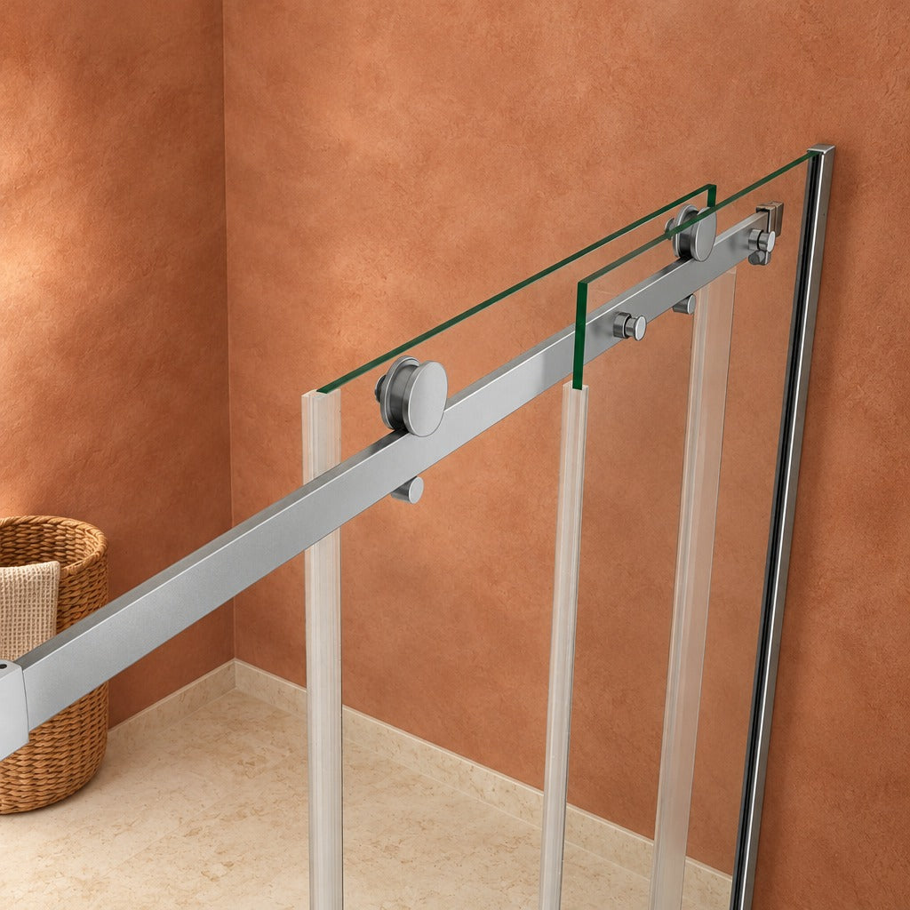 Porte de douche coulissante avec paroi fixe pour niche – en situation dans une salle de bain