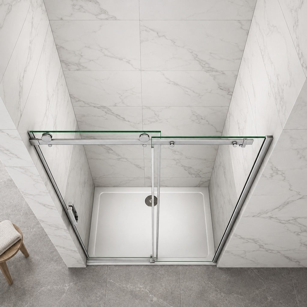 Porte de douche coulissante avec paroi fixe pour niche – en situation dans une salle de bain