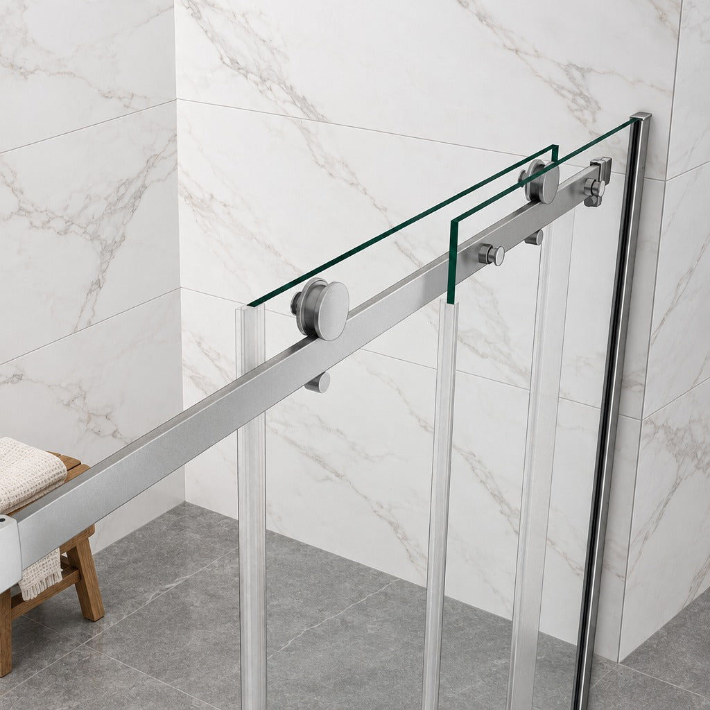 Porte de douche coulissante avec paroi fixe pour niche – en situation dans une salle de bain