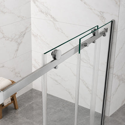 Porte de douche coulissante avec paroi fixe pour niche – en situation dans une salle de bain