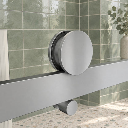 Porte de douche coulissante avec paroi fixe pour niche – en situation dans une salle de bain